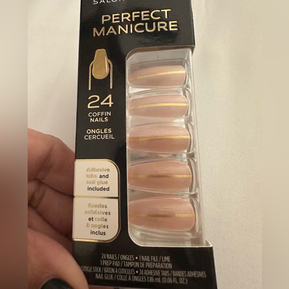 ๐HP๐ ๐จ2/$15 SALLY HANSEN - Press on Nails - Peach w/ Gold Strip. - Picture 2 of 3